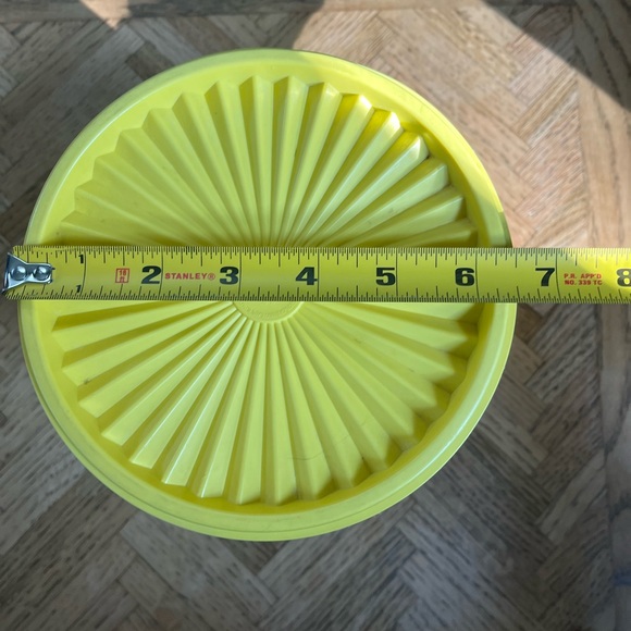 Vintage Tupperware canister with sunburst lid in daffodil yellow; large - Picture 2 of 6